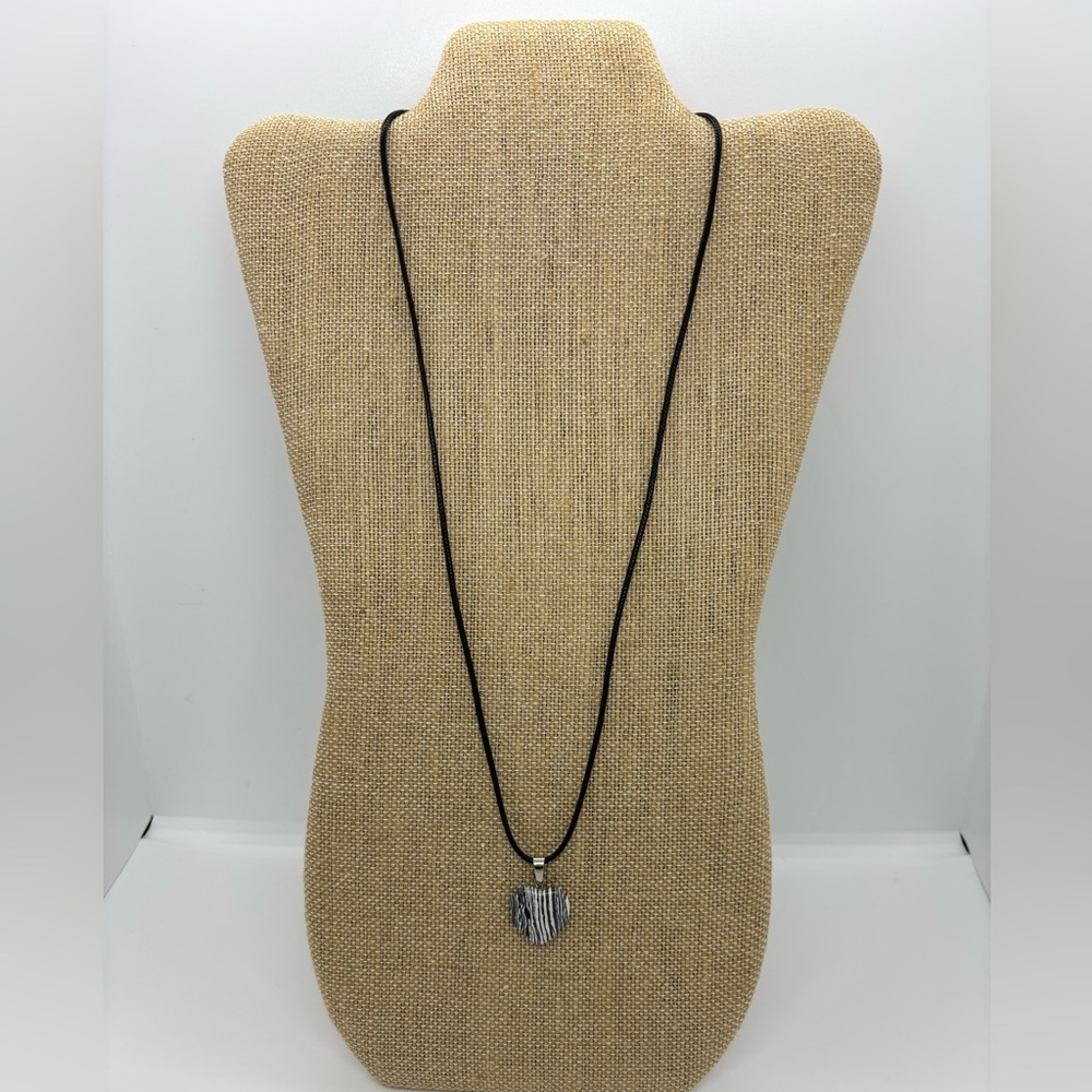 Heart Pendant Necklace – Black & White Stone – Adjustable